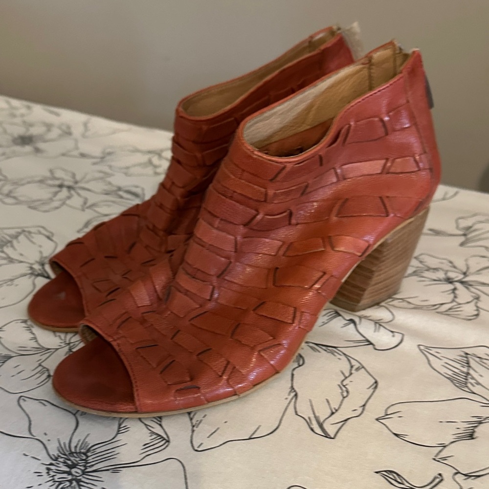 EGO-TRIX Women's Woven Leather Peep-Toe Heels - Rust